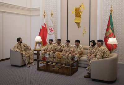 ناصر بن حمد يستقبل عددا من خريجي الدورة التأهيلية العسكرية