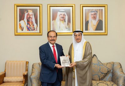 الشيخ خالد بن عبد الله يشيد بإسهامات د. عبد الحسين ميرزا وخبراته في مختلف مواقع العمل الوطني