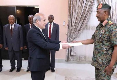 البرهان يتسلم أوراق سفير إيران الجديد بعد قطيعة 8 سنوات