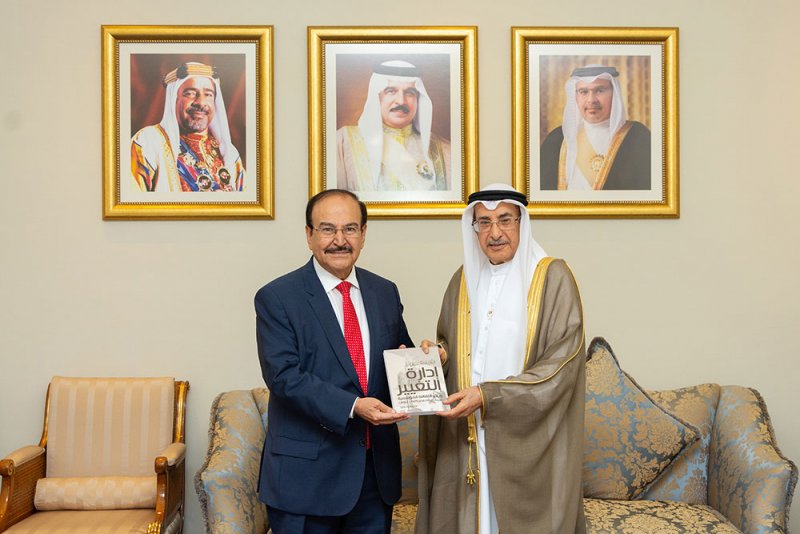 الشيخ خالد بن عبد الله يشيد بإسهامات د. عبد الحسين ميرزا وخبراته في مختلف مواقع العمل الوطني