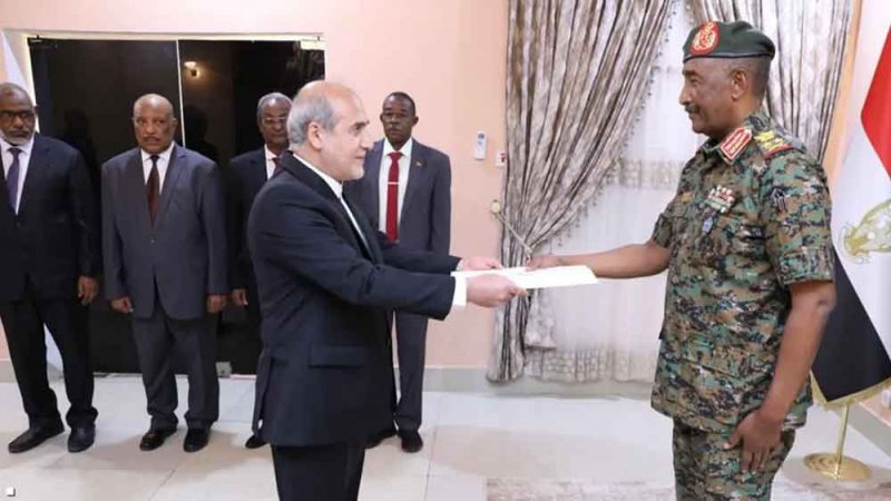 البرهان يتسلم أوراق سفير إيران الجديد بعد قطيعة 8 سنوات