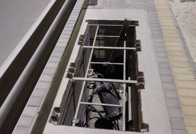 مخاوف من سقوط أشخاص في فتحات المجاري المكشوفة