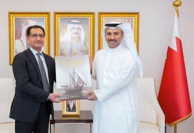 خلال تسلمه نسخة من كتاب "لآلئ البحرين".. وزير الإعلام يؤكد أهمية توثيق الإرث الحضاري العريق لمملكة البحرين