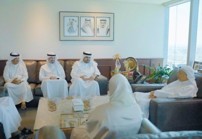 الرئيس الفخري لجمعية الكلمة الطيبة يسلم مضختي أنسولين لأطفال مرضى السكري