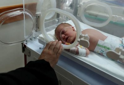 الطفل "المعجزة".. رضيع فلسطيني يخرج حيا من رحم أمه المتوفاة