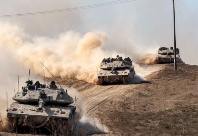 دبابات إسرائيلية تتوغل في مناطق أكثر عمقا بجنوب قطاع غزة