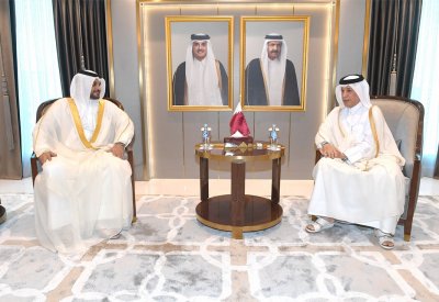 سفير البحرين المعين لدى دولة قطر يقدم نسخة من أوراق اعتماده إلى وزير الدولة للشؤون الخارجية القطري