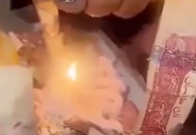 فيديو يغضب الجزائريين.. مؤثران يحرقان النقود احتفالاً