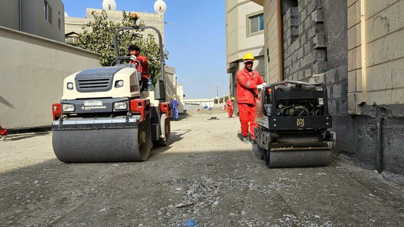 50% نسبة الإنجاز بأولى مراحل مشروع تطوير طرق بمجمعيْ 421 و423 في جدحفص