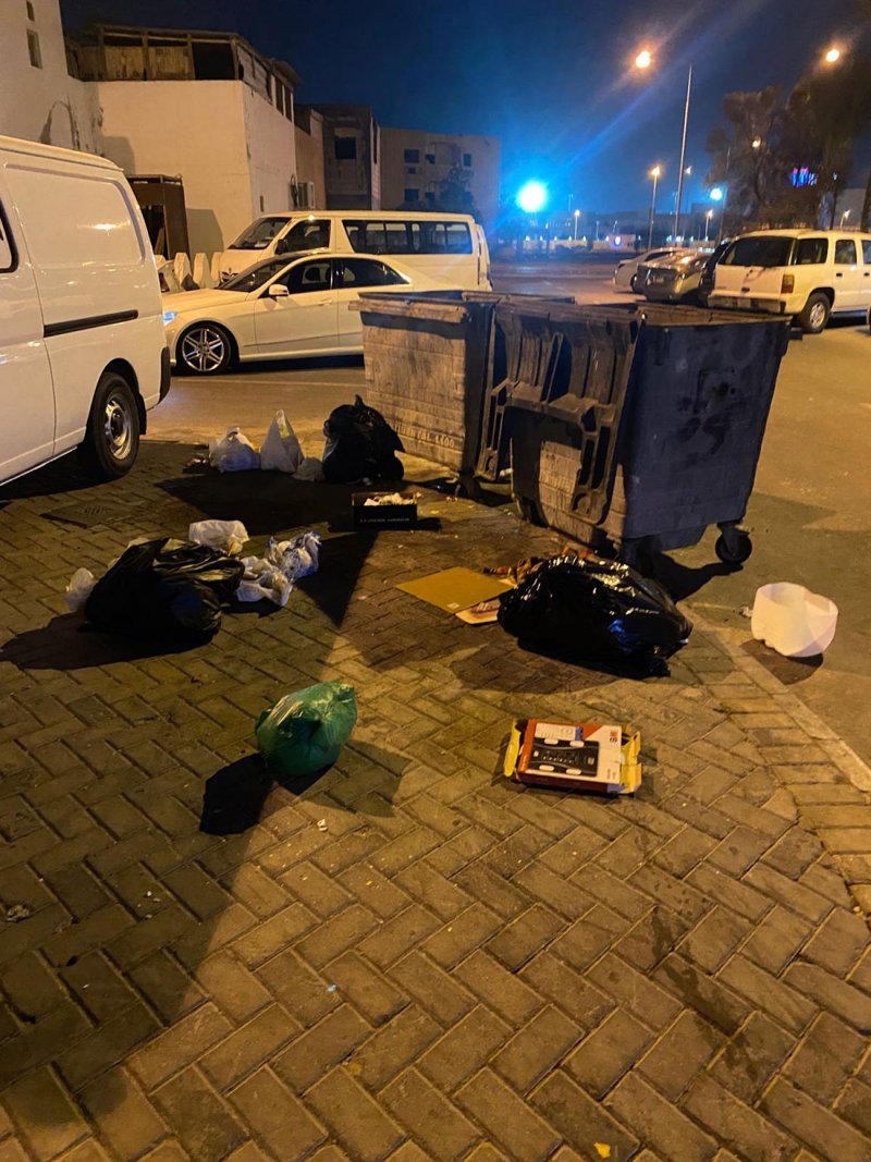 بالصور: في مدينتي عيسى وزايد.. رمي المخلفات وبعثرتها بالقرب من الحاويات