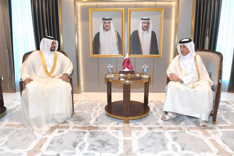 سفير البحرين المعين لدى دولة قطر يقدم نسخة من أوراق اعتماده إلى وزير الدولة للشؤون الخارجية القطري
