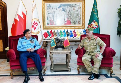 سمو رئيس الحرس الوطني يستقبل قائد القوات الجوية الباكستانية