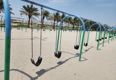 بالصور: الحدائق العامة بلا أطفال والسبب الحر