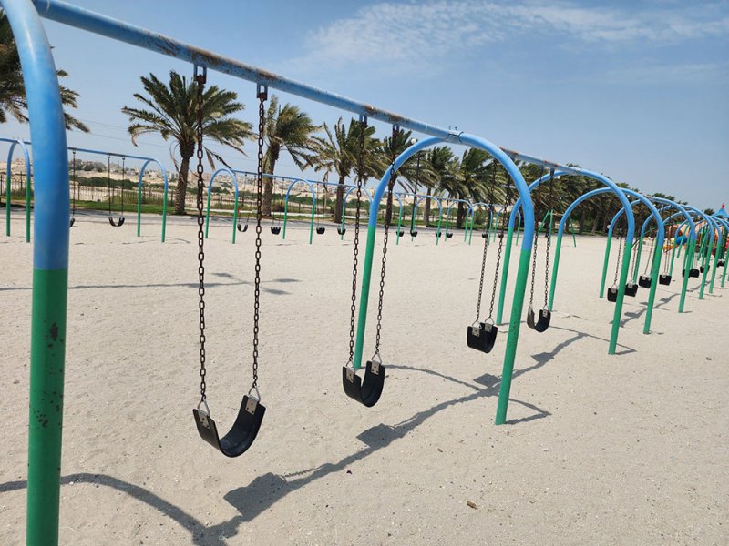 بالصور: الحدائق العامة بلا أطفال والسبب الحر