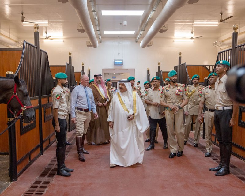 جلالة الملك المعظم القائد الأعلى للقوات المسلحة يتفضل بزيارة للاسطبلات الملكية الجديدة للخيل التابعة للحرس الملكي بقوة دفاع البحرين‎