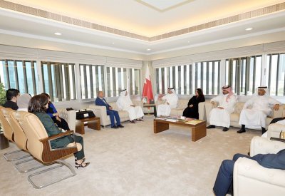 وزير العدل والشؤون الإسلامية والأوقاف يُسلم مجلس إدارة جمعية المحامين البحرينية المسودة الأولية لمشروع قانون المحاماة الجديد