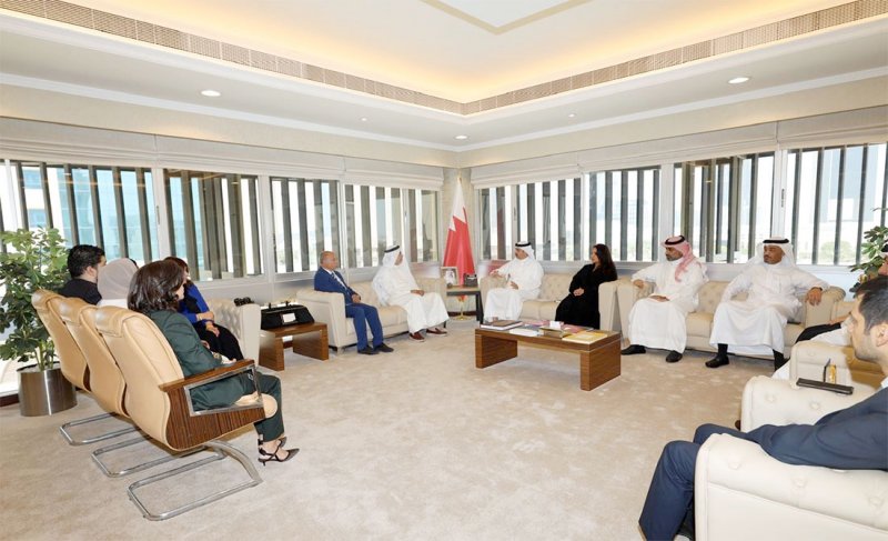 وزير العدل والشؤون الإسلامية والأوقاف يُسلم مجلس إدارة جمعية المحامين البحرينية المسودة الأولية لمشروع قانون المحاماة الجديد