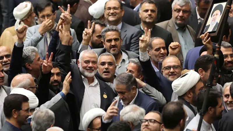 قذيفة جوية بمقر الإقامة في الثانية صباحاً.. كيف استهدف إسماعيل هنية؟