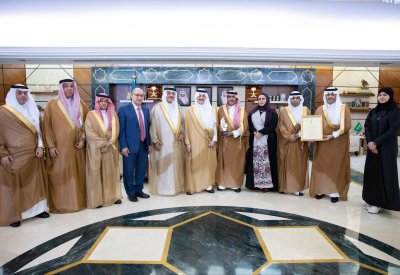 أمير المنطقة الشرقية يستقبل إدارة "الأهلية" والطلبة الفائزين بجائزة رئيس الوزراء للصحافة