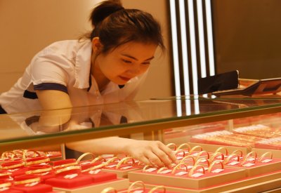 أسعار الذهب تسجل مستوى تاريخيا جديدا