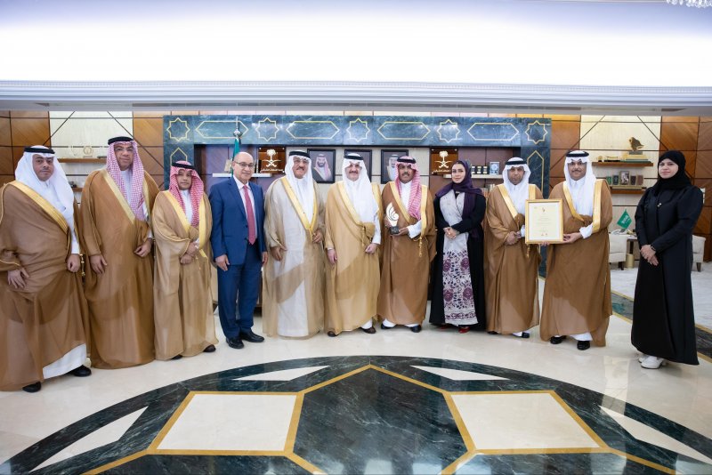 أمير المنطقة الشرقية يستقبل إدارة "الأهلية" والطلبة الفائزين بجائزة رئيس الوزراء للصحافة