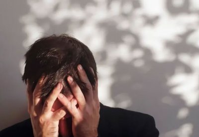 القلق والاكتئاب يزيدان خطر الإصابة بالجلطات.. دراسة تحذر