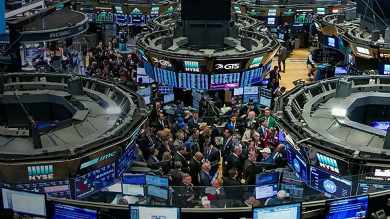 وول ستريت تهوى بحدة بعد بيانات الوظائف الأميركية الضعيفة
