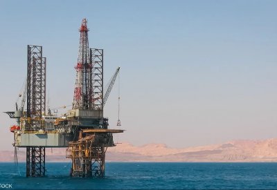 النفط يتراجع في أسبوع إلى أدنى مستوى في نحو 8 أشهر