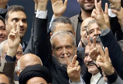 كيف وضع اغتيال هنية الرئيس الإيراني أمام "الاختبار الصعب"؟
