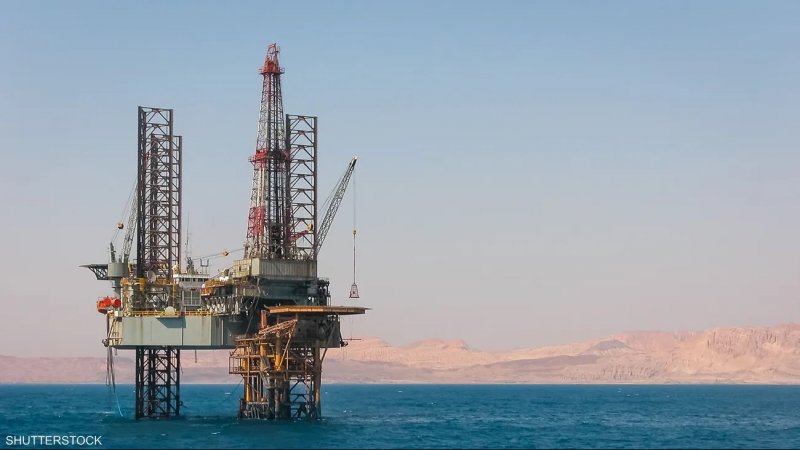 النفط يتراجع في أسبوع إلى أدنى مستوى في نحو 8 أشهر