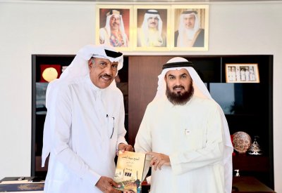 رئيس مجلس الأوقاف السنية يتسلم نسخة من كتاب "البديع حبيبة الشمس"