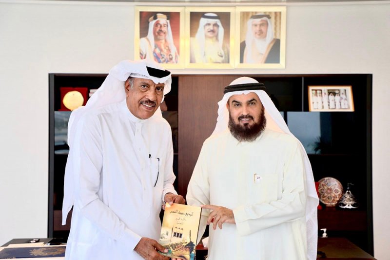 رئيس مجلس الأوقاف السنية يتسلم نسخة من كتاب "البديع حبيبة الشمس"