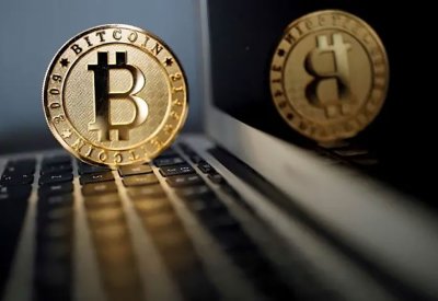 خسائر بيتكوين تتفاقم إلى 15%.. هبطت دون 50 ألف دولار