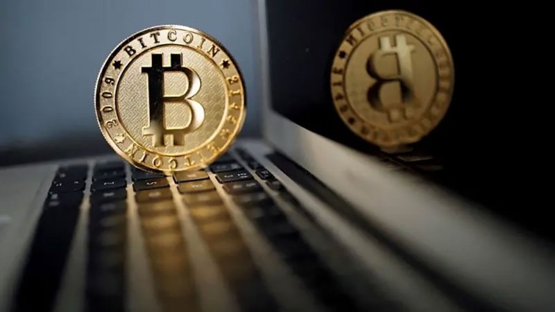 خسائر بيتكوين تتفاقم إلى 15%.. هبطت دون 50 ألف دولار