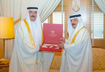 جلالة الملك المعظم يستقبل الشيخ دعيج بن سلمان آل خليفة لتقديم كتاب "الملك القائد والرياضي الرائد "