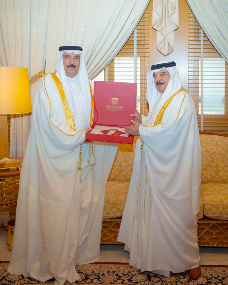 جلالة الملك المعظم يستقبل الشيخ دعيج بن سلمان آل خليفة لتقديم كتاب "الملك القائد والرياضي الرائد "