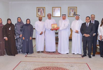 وزير العمل يلتقي وفدا عمانيا للاطلاع على تجربة مملكة البحرين في مجالات العمل وتنمية الموارد البشرية