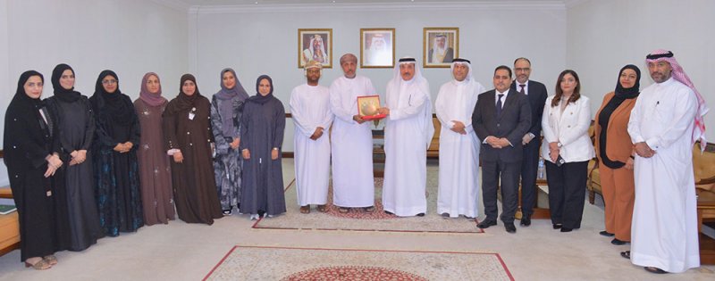 وزير العمل يلتقي وفدا عمانيا للاطلاع على تجربة مملكة البحرين في مجالات العمل وتنمية الموارد البشرية
