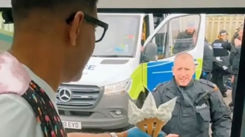 بائع مثلجات يوزع "بوظة" مجانية على الشرطة ببريطانيا