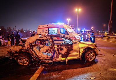 بالصور: وفاة شخص إثر حادث مروري بين مركبتين واشتعال الحريق بإحداهما