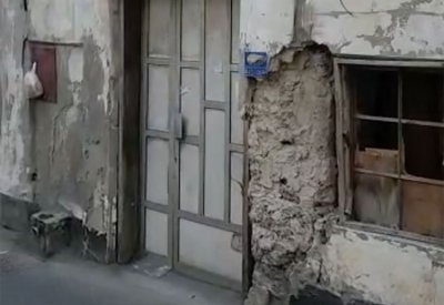 بيتنا آيل للسقوط.. والبلدية تقول إن مشروع الترميم توقف
