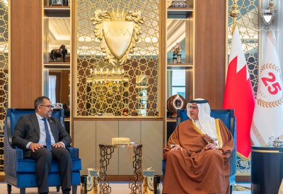 سمو ولي العهد رئيس مجلس الوزراء يتسلم رسالة خطية موجهة إلى جلالة الملك المعظم من فخامة رئيس جمهورية المالديف