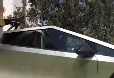 بالفيديو: قديروف يتباهى بهدية ماسك.. "وحش" تسلا سيجلب الفوائد لقواتنا