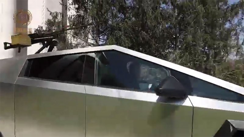 بالفيديو: قديروف يتباهى بهدية ماسك.. "وحش" تسلا سيجلب الفوائد لقواتنا