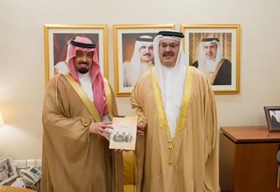 رئيس ديوان ولي العهد يتسلم نسخة من كتاب (آل سعود في رحاب الكويت)