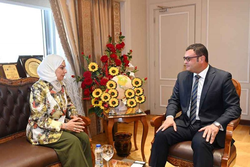 وزير الإسكان والمرافق والمجتمعات العمرانية بجمهورية مصر العربية يلتقي سفيرة مملكة البحرين في القاهرة