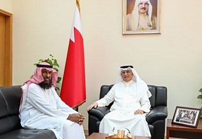 الشيخ علي بن عبد الله آل خليفة يستقبل الباحث السعودي د. سعود إبراهيم البلوي المهتم بالبيئة والأشجار