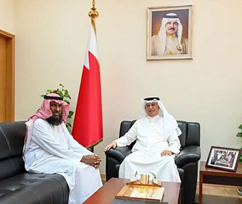 الشيخ علي بن عبد الله آل خليفة يستقبل الباحث السعودي د. سعود إبراهيم البلوي المهتم بالبيئة والأشجار