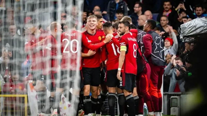إجبار موظفي مانشستر يونايتد على الأكل في "دورات المياه"