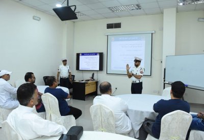 المرور تنظّم محاضرات تثقيفية لسواق نقل الطلبة وتؤكد أهمية سلامة تراخيص النقل